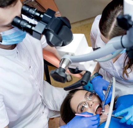 лечение зубов под микроскопом