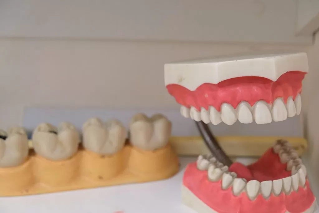 протезы зубов