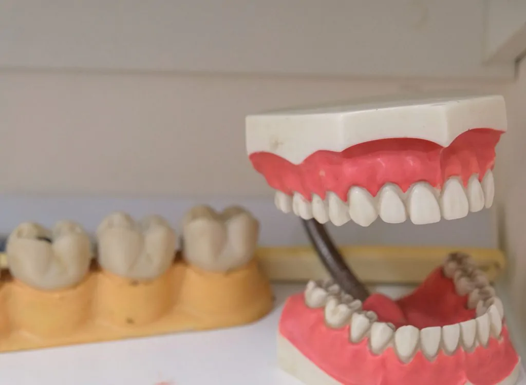 протезы зубов